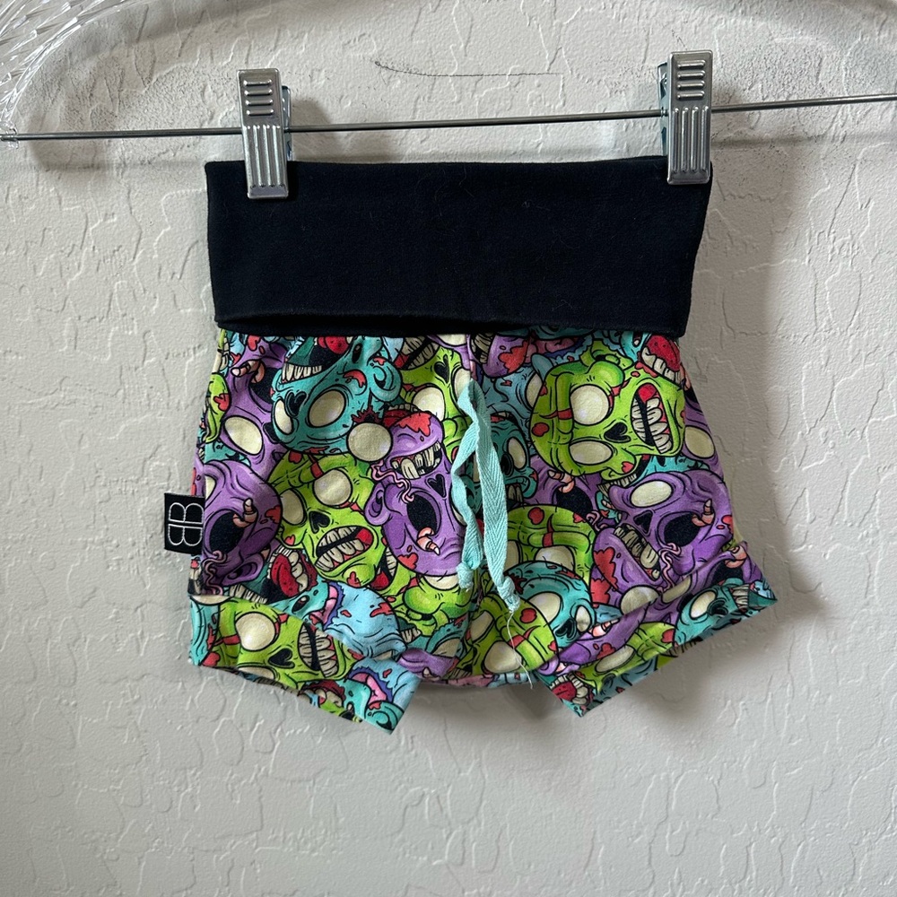 Black and Green Floral Print Shorts with Elastic Waistband